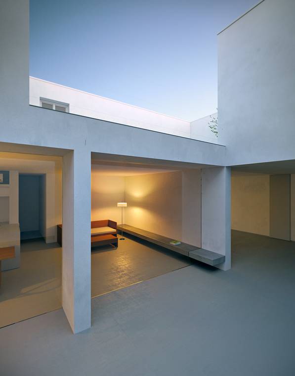 minimalistische Innenhofarchitektur des White Cave House mit klaren geometrischen Formen