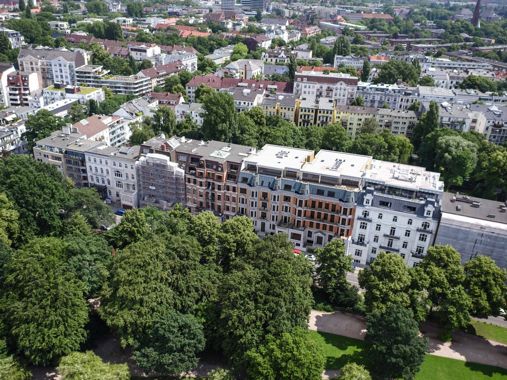 3D visualization of the historic Schwanewik row in Hamburg from a bird’s-eye view, surrounded by lush green parks.