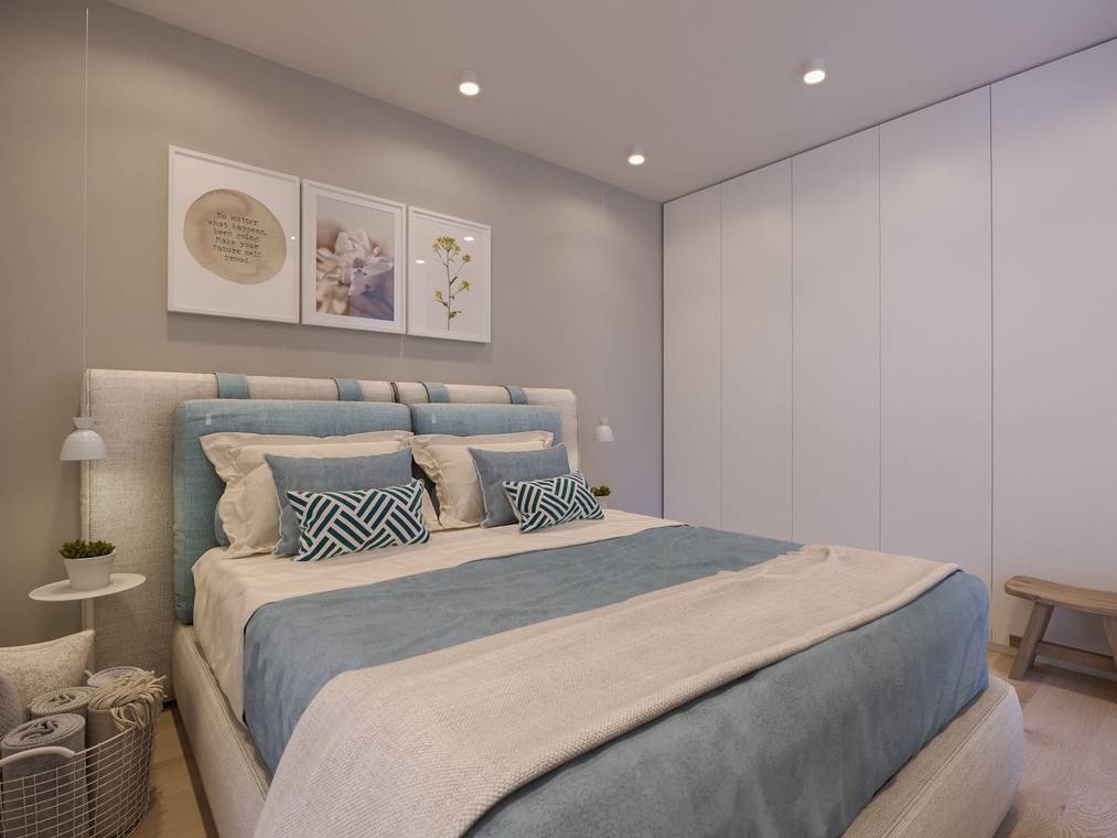 3d visualisierung eines gemütlichen Schlafzimmers in der Ostsee-Ferienwohnung mit großem Bett, weißen Schränken und blau-weißer Bettwäsche.