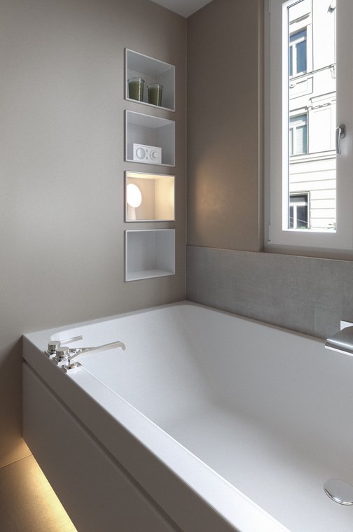Product visualization of a modern bathroom in Frankfurt – close-up of the white bathtub with integrated fittings and shelving, created by gmsvision.