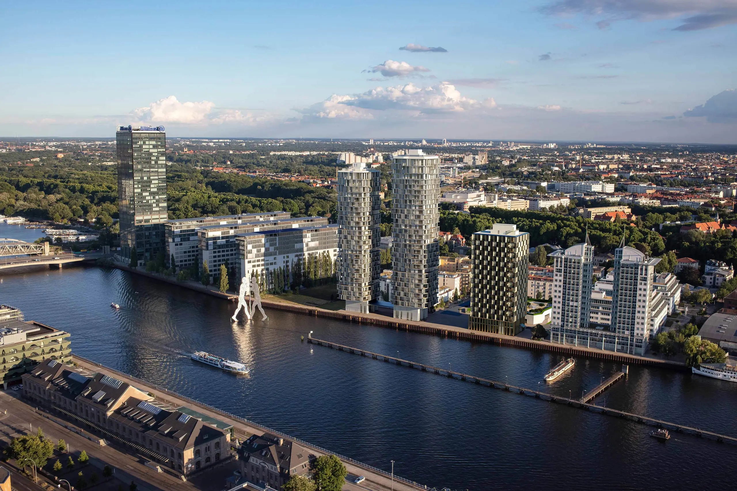 3D-Architekturvisualisierung des Wohnhochhausprojekts The Molecules Berlin an der Spree in Alt-Treptow, erstellt von gmsvision, mit modernen Wohntürmen, der Molecule-Men-Skulptur und der Berliner Skyline im Abendlicht.