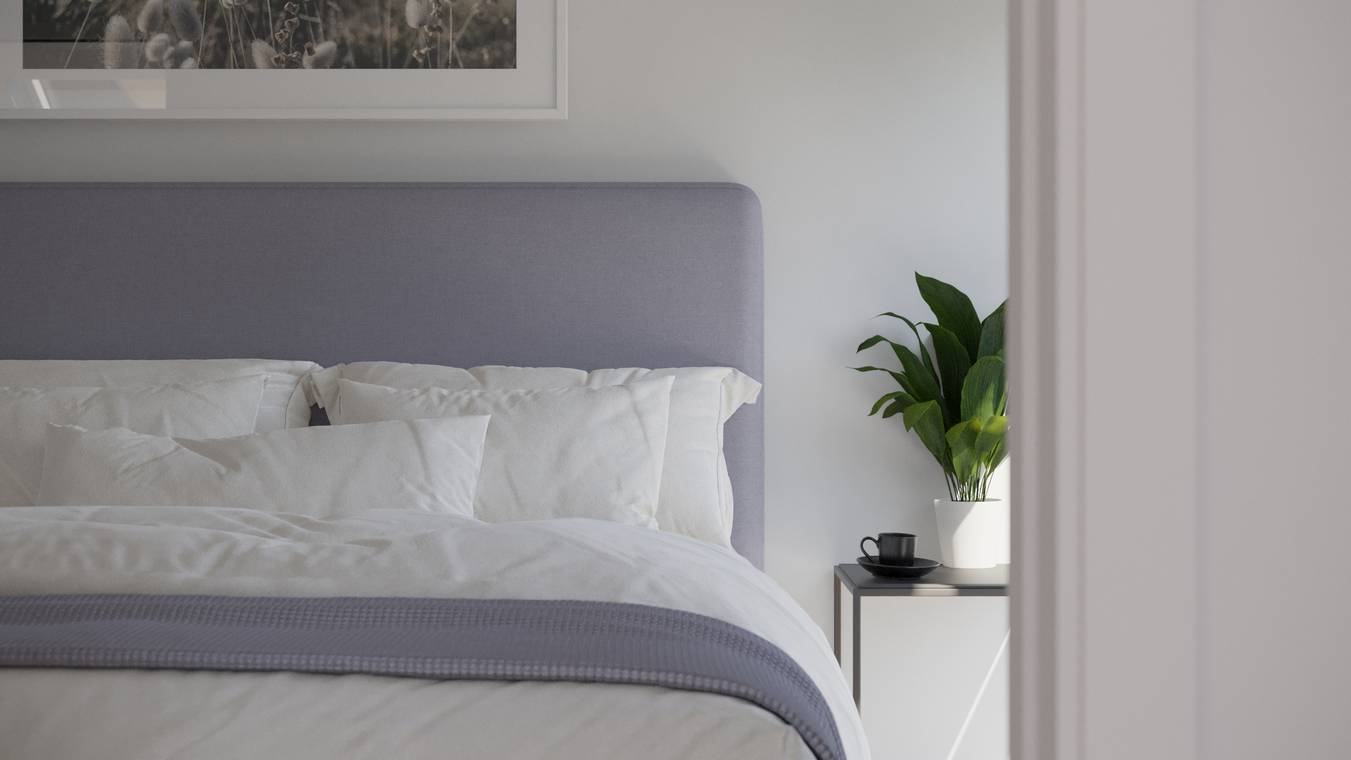 Detailansicht eines modernen Schlafzimmers mit neutralen Farben und weichen Materialien